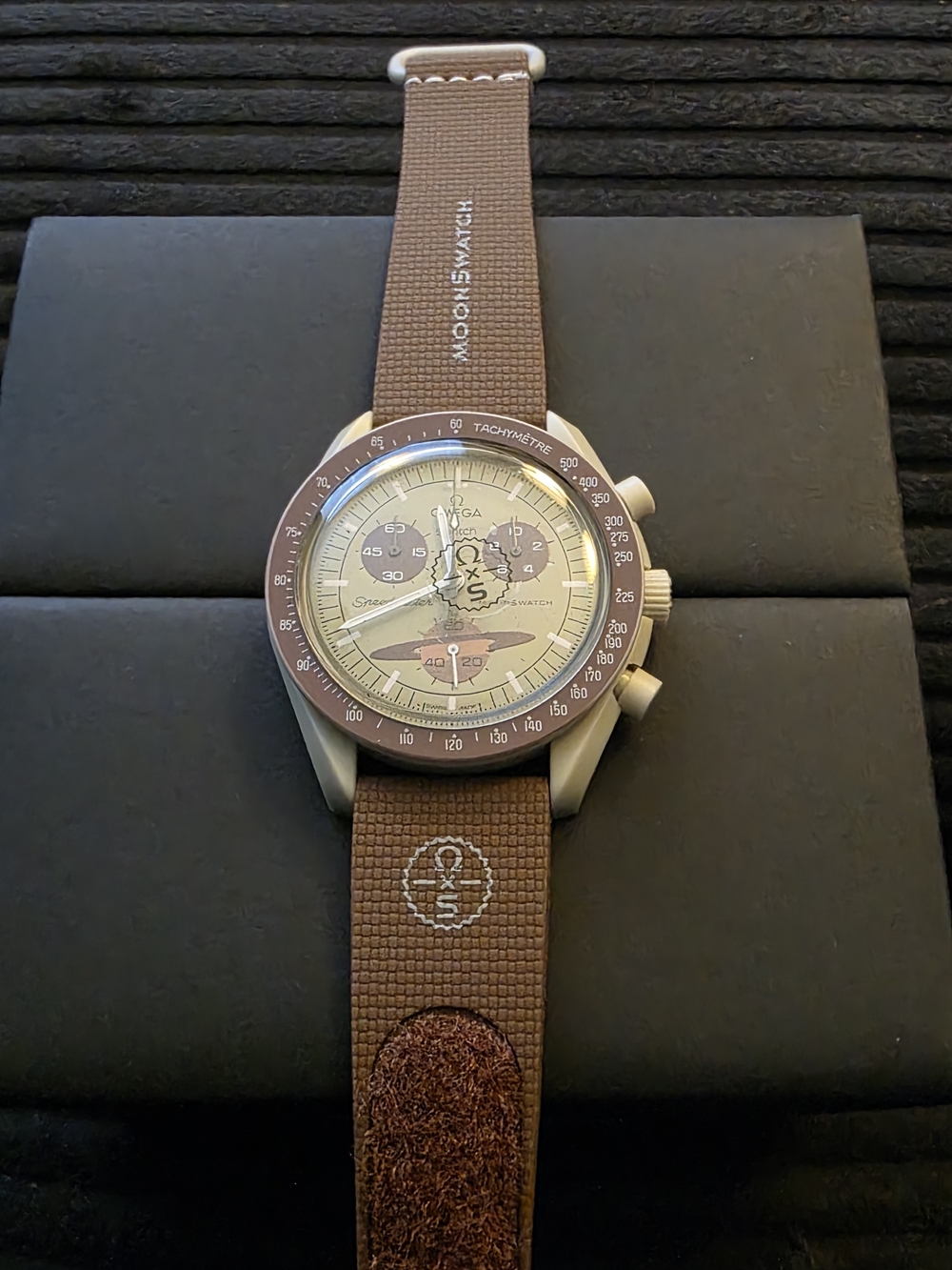 Swatch x Omega Bioceramic MoonSwatch "Mission to Saturn" (Reference: SO33T100). - Picture 5 of 8